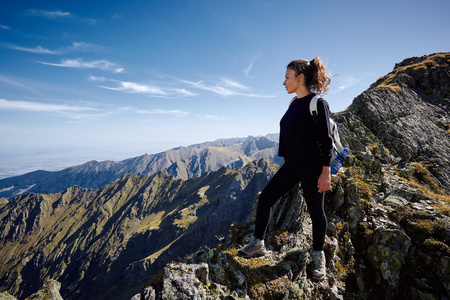 女人的小路上的徒步旅行者