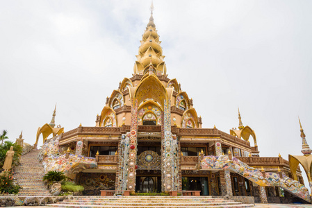 泰国美丽的寺庙建在山顶上，Phasornkaew，碧差汶省，泰国