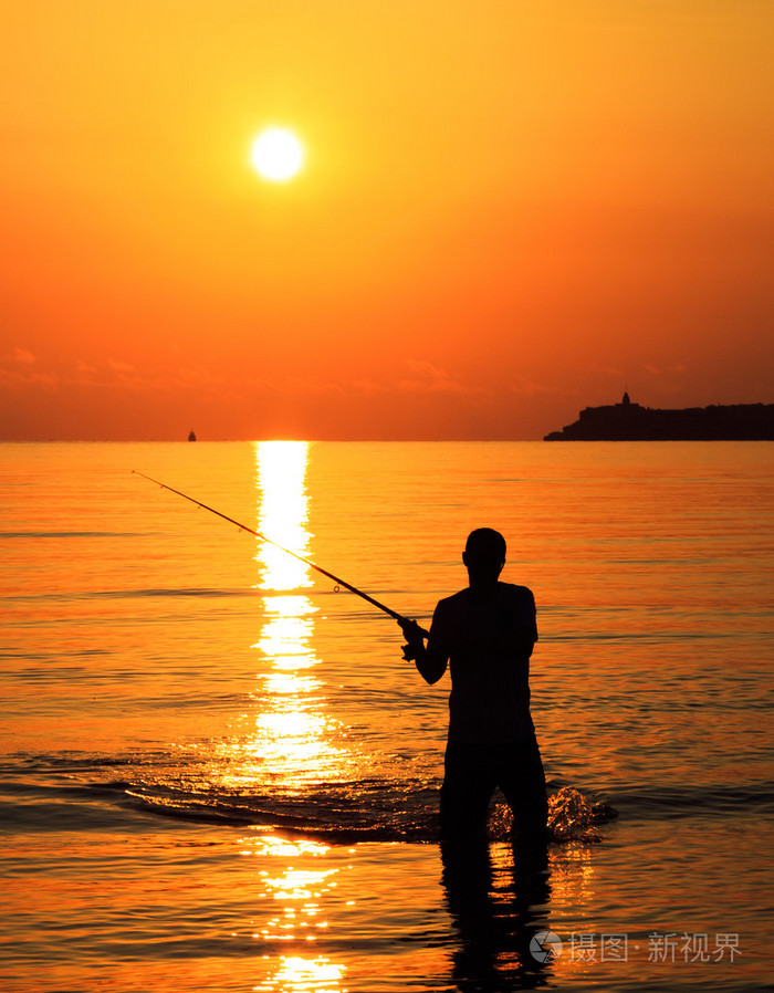 日出时的渔夫剪影