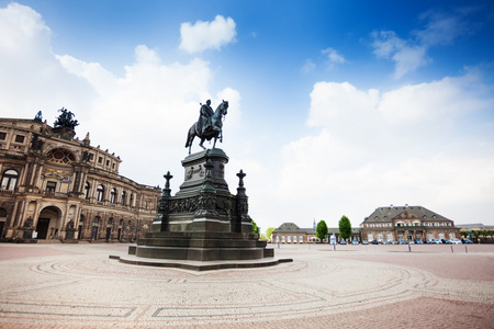 纪念碑上在德累斯顿的中央 Theaterplatz