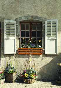 与木百叶窗和石头农村房子花盆仿古窗口