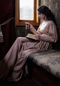 20 世纪初读米色复古服饰的年轻女子