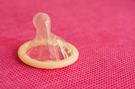 粉红色的背景上的避孕套