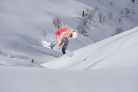 在山上飞滑雪板