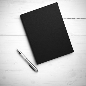 棕色的笔记本和钢笔黑色和白色的音色风格