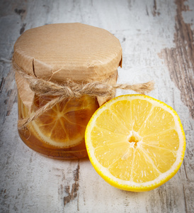 新鲜的柠檬和蜂蜜木桌 健康的食物和营养