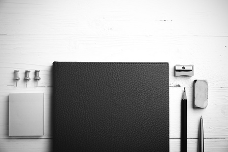 棕色笔记本与用品黑色和白色的风格