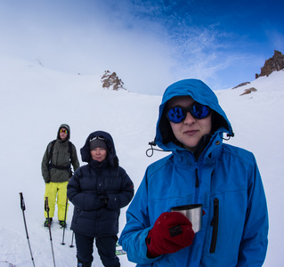 群的朋友，在山滑雪度假村享受