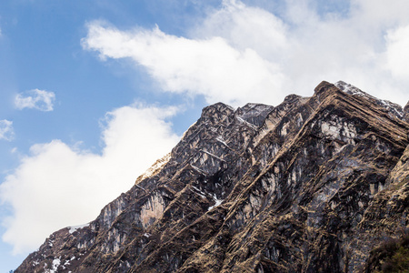 山与尖锐峰在路上向安纳布尔纳基地营，尼泊尔的喜马拉雅山脉