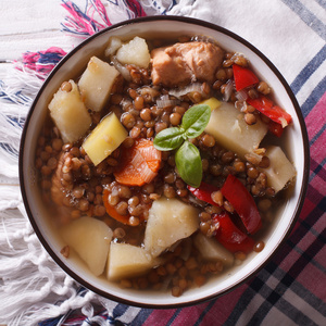 鸡肉与蔬菜的棕色小扁豆汤。顶视图