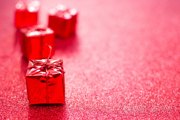 红色礼品盒和红闪闪发亮的背景旧样式