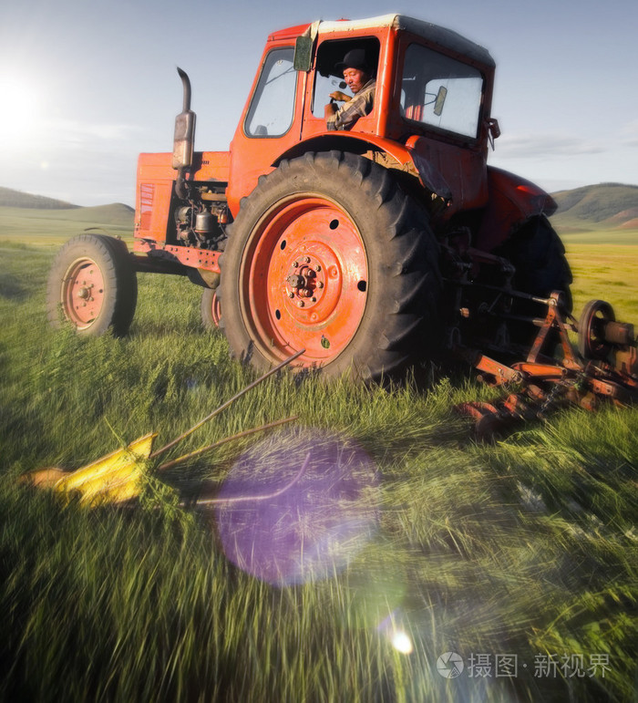 蒙古族农民驾驶拖拉机