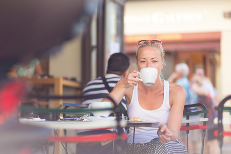 女人在大街上喝咖啡户外