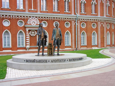 莫斯科。瓦西里  巴热诺夫和玛特卡扎科夫在Tsaritsyno 公园的纪念碑