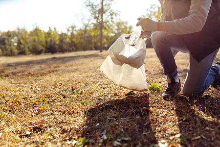 捡垃圾的年轻人照片