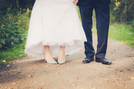 新娘和新郎的脚