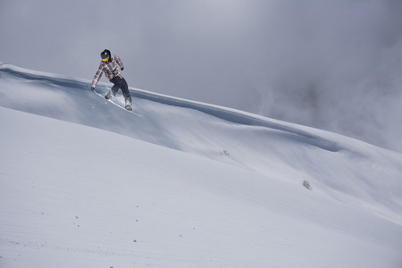 在山上飞滑雪板