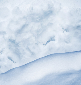 雪堆里。背景