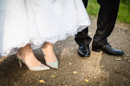 新娘和新郎的脚