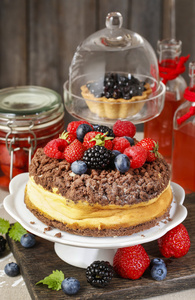 乳酪蛋糕巧克力打顶与夏季水果装饰
