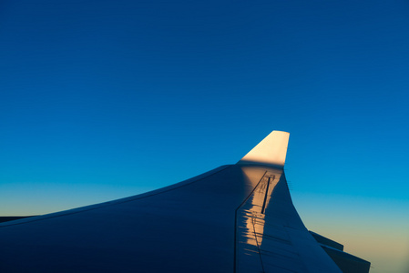 在客机机翼上看到的大胆蓝天图片