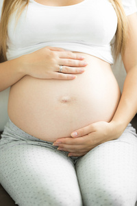 孕妇控股肚皮上 9 个月