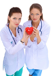 两个女医生抱着一颗红心，孤立的白色背景上