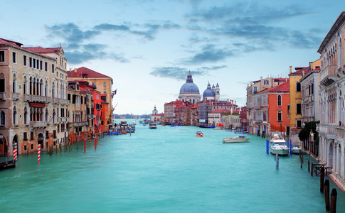 在威尼斯大运河与大教堂圣玛丽亚德致敬