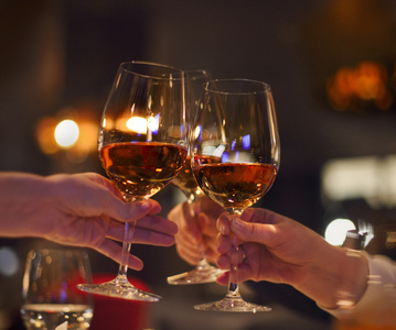 两杯盛满红色液体用逆光拍摄满杯牛奶跳跃,溅在白色背景上矢量集不同