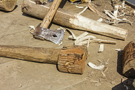 以斧头为主要工具的木工技能