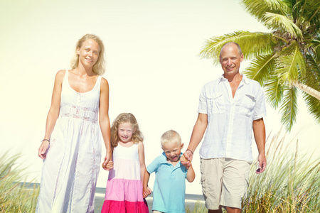 幸福的家庭，在海滩概念