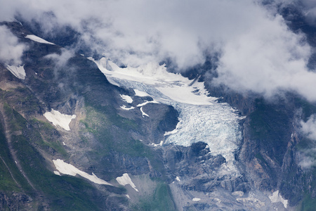 雪和冰川的阿尔卑斯山脉