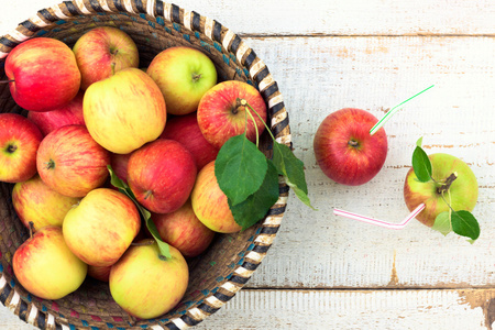 有机苹果在篮子里，在白色老式木制背景下，健康的生活方式的概念