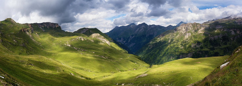 奥地利阿尔卑斯山的夏天全景