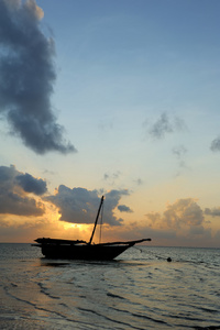 美丽的热带夕阳与船