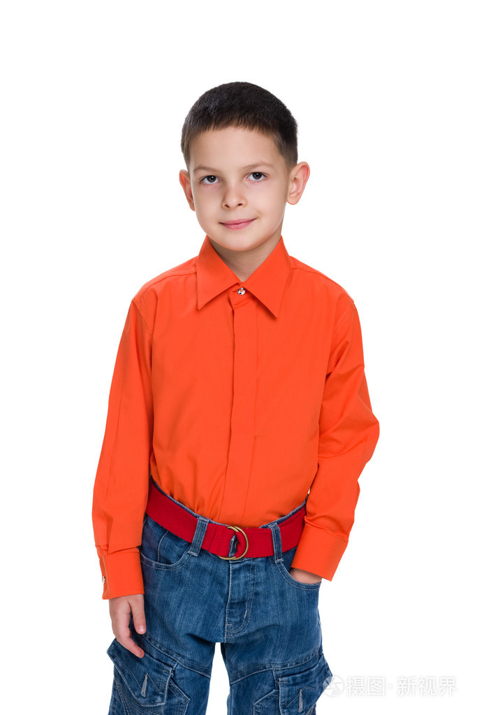 微笑的年轻男孩,穿着一件红色的衬衫