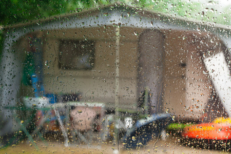 在大篷车里的雨天图片