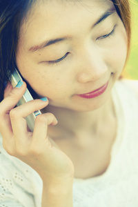 浅谈手机的年轻亚洲女人