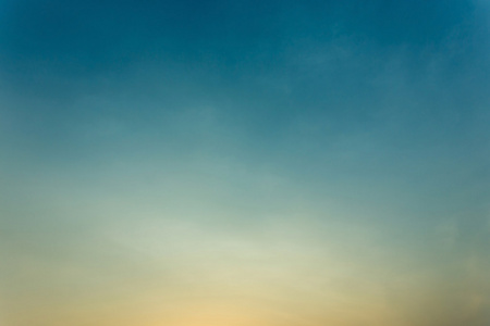 多彩的晴朗的天空，蓝色和橙色的夕阳的天空，老式的天空