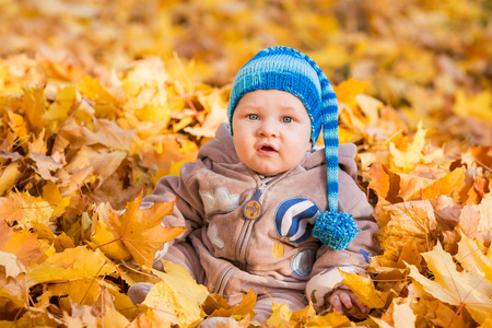 秋天的叶子可爱的小宝宝