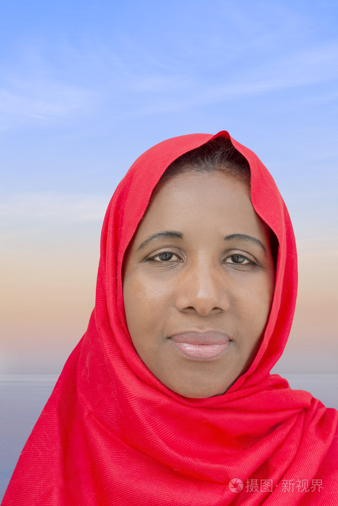 在晨光中戴着红色头巾的黑人美女