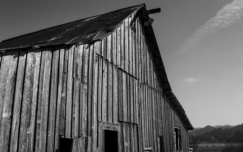 废弃的谷仓里，黑白图像