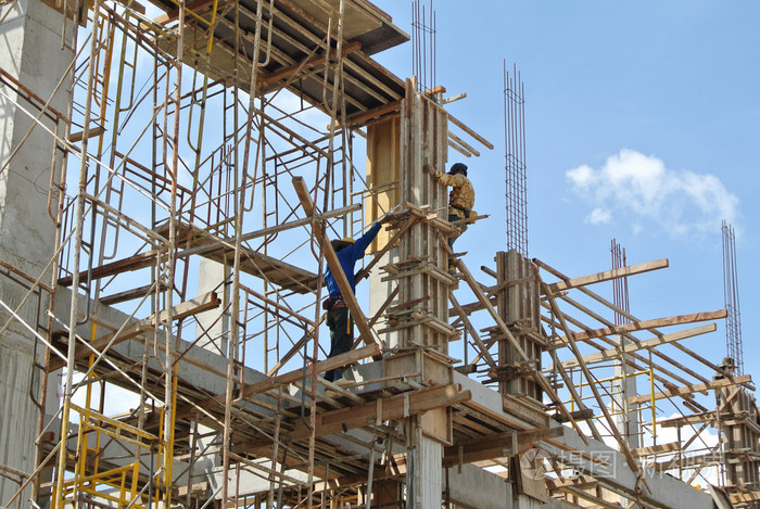 在施工现场建木材列模板