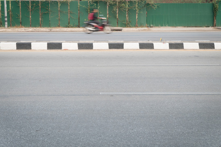 在道路上行驶的摩托车快速运动模糊