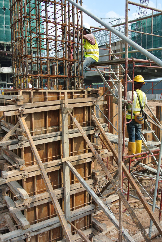 在施工现场建木材列模板