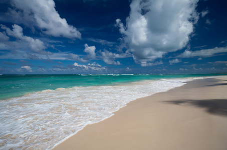 热带海滩与蓝蓝的天空