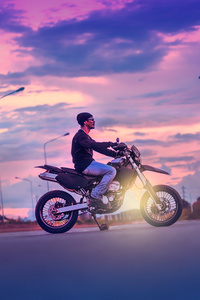 亚洲英俊的男人骑自行车骑摩托车的人的肖像