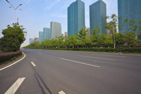 空路表面与现代城市建筑背景