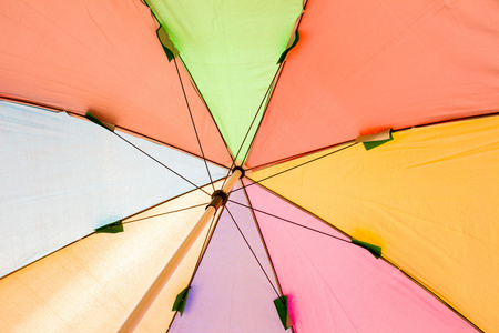五颜六色的雨伞抽象背景下