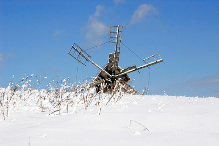 风车车轮滚滚洁白的雪地上图片